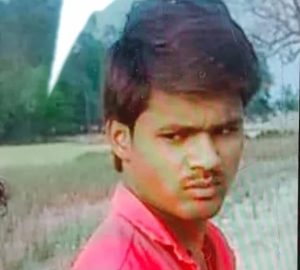 पत्नी की डिलीवरी के 2 दिन पहले ही पति की हत्या, शव मंदिर के गेट पर टांगा