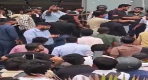 पुरुष मित्र के साथ शॉपिंग करने पहुंची पत्नी को देख भड़का पति, बीच बाजार जमकर चले लात-घूंसे
