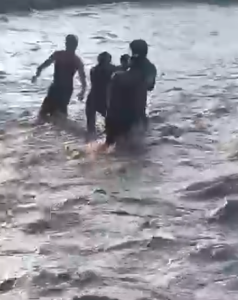जाखन नदी में पैर फिसलने से बही 12 साल की बच्ची, फौजी और युवकों ने बचाई जान